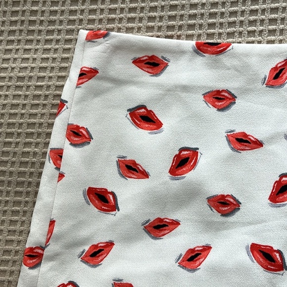 Zara White Mini Skirt with Red Lips Print - Picture 2 of 5